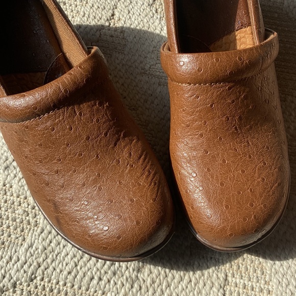 BOC Born Concept Nadiyya Black Light Brown Ostrich Clog Nursing Size 9.5 - Picture 3 of 7
